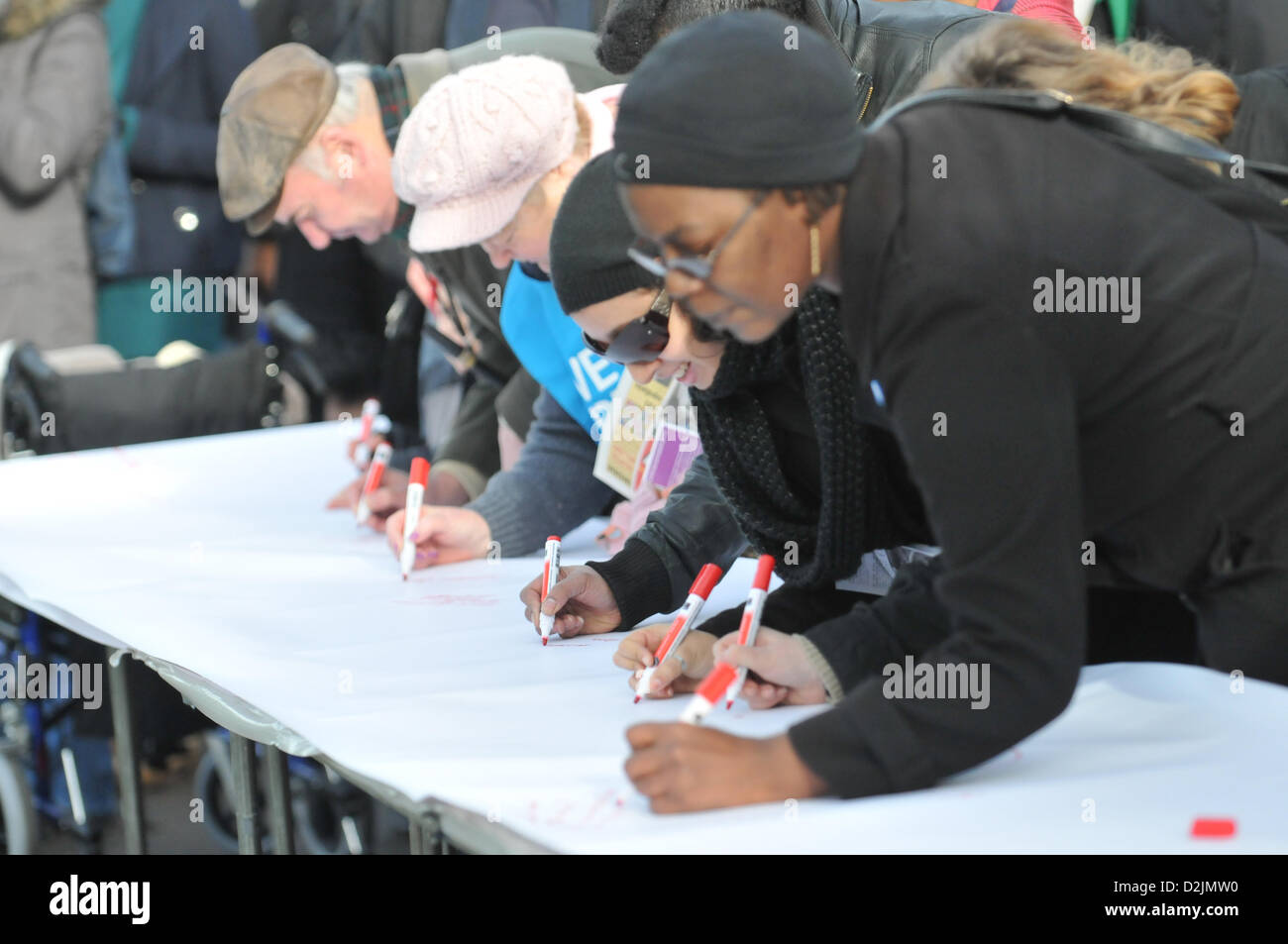 Lewisham, Londra, Regno Unito. Il 26 gennaio 2013. Le persone a firmare una petizione alla protesta per salvare Lewisham A&E. Marcia di protesta e di rally contro la proposta di chiusura di Lewisham A & E. Credito: Matteo Chattle / Alamy Live News Foto Stock