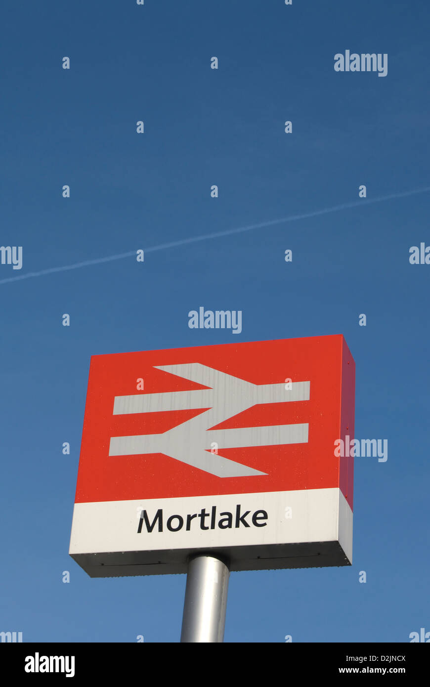 Segno per mortlake stazione utilizzando degli anni sessanta la British Rail logo, progettato da gerald burney, a sud-ovest di Londra, Inghilterra Foto Stock