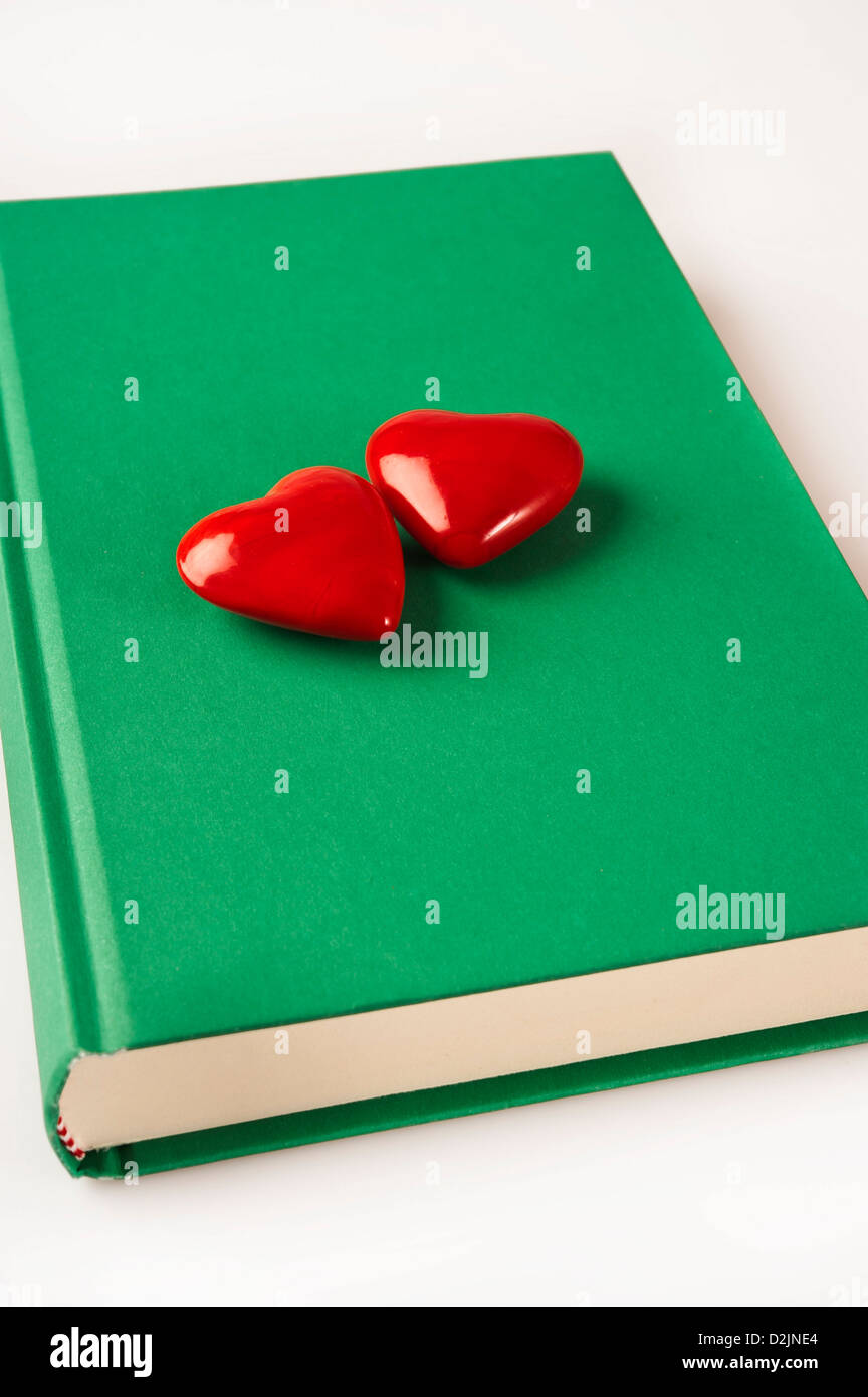 cuori di san valentino su un libro, amore per i libri e concetto di giornata del libro del mondo Foto Stock