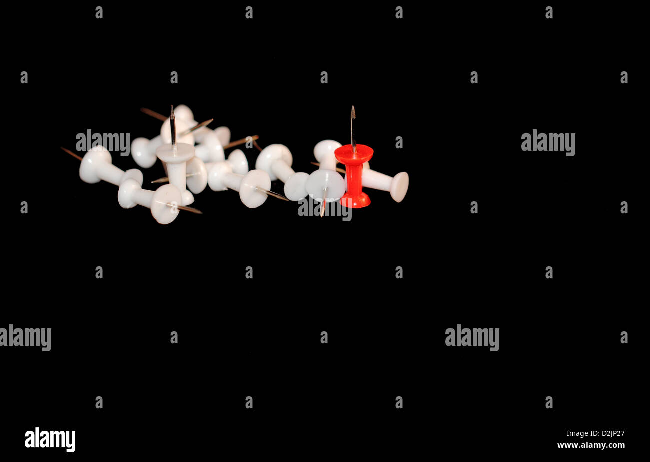 Puntine da disegno con un pin dispari Foto Stock