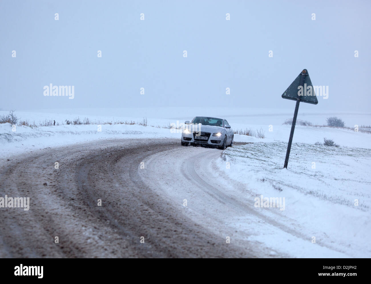 Car guida attraverso la neve vicino Stanton St Bernard Road Foto Stock