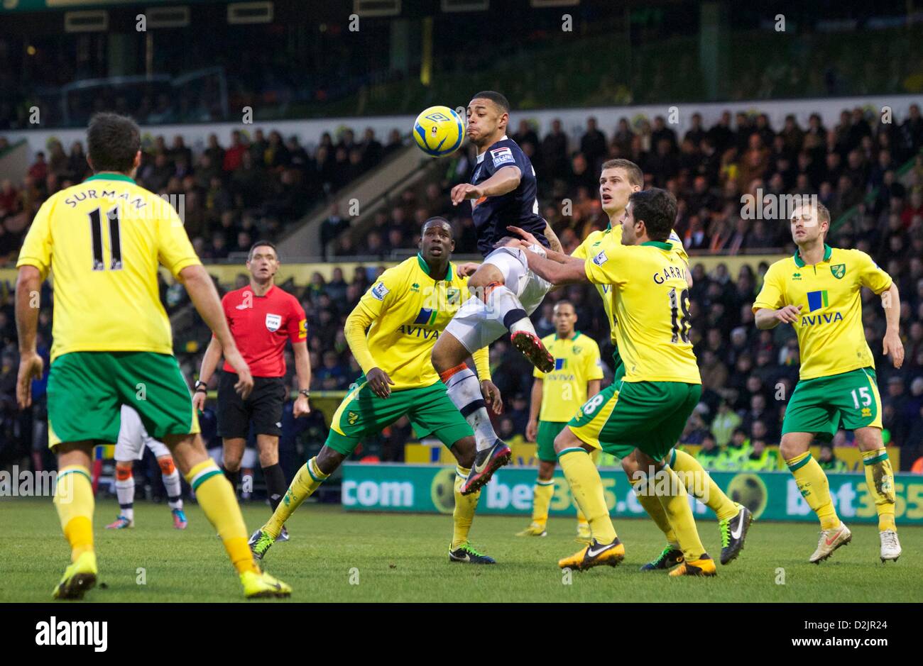 Norwich, Regno Unito. Il 26 gennaio 2013. Andre grigio sotto pressione dalla difesa di Norwich durante la FA Cup quarto round gioco tra Norwich e il centro di Luton da Carrow Road. Credit: Azione Plus immagini di Sport / Alamy Live News Foto Stock