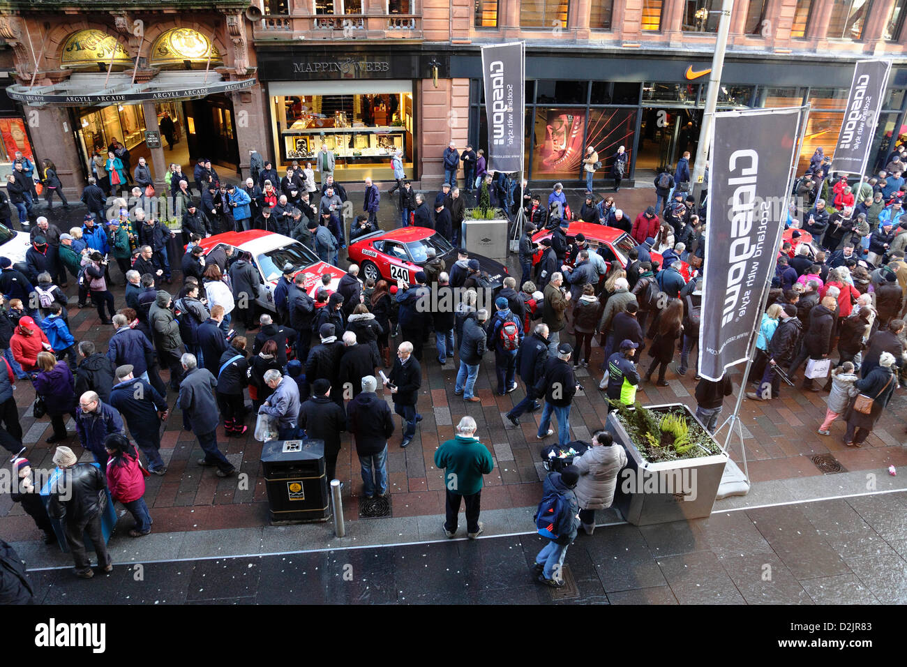 Buchanan Street, Glasgow, Scozia, Regno Unito, sabato, 26 gennaio, 2013. Spettatori che guardano le auto nel centro della città prima dell'inizio del Rally di Monte Carlo Foto Stock