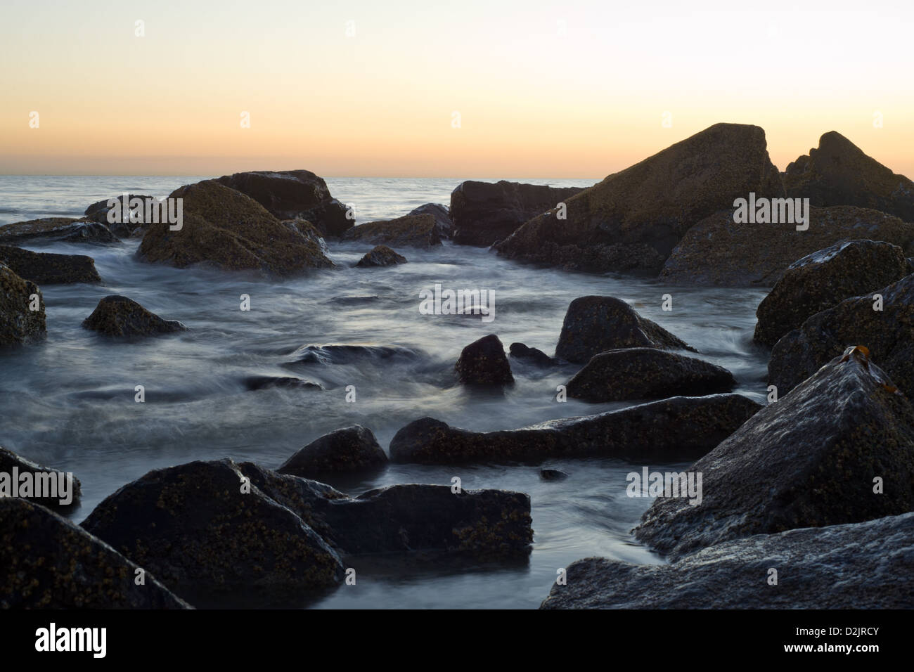 Il sole tramonta su un tratto roccioso di Coronado Beach su Coronado Island Foto Stock