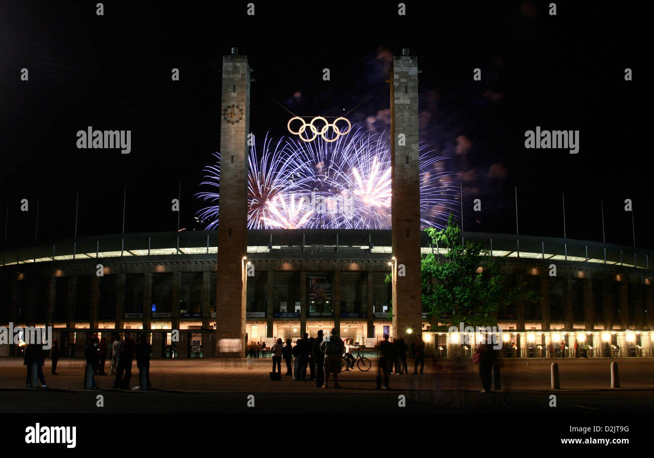 Fuochi d'artificio durante il Pyronale 2009 oltre lo stadio Olimpico di Berlino, Germania Foto Stock