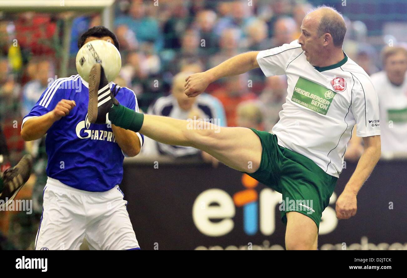 Ex nazionale tedesco di player Mario basler (R) il sistema VIES per la palla con Schalke's Merici Yavuz durante il calcetto torneo 'Eins-Oldie-Master Chemnitz, Germania, 26 gennaio 2013. Foto: Jan Woitas Foto Stock