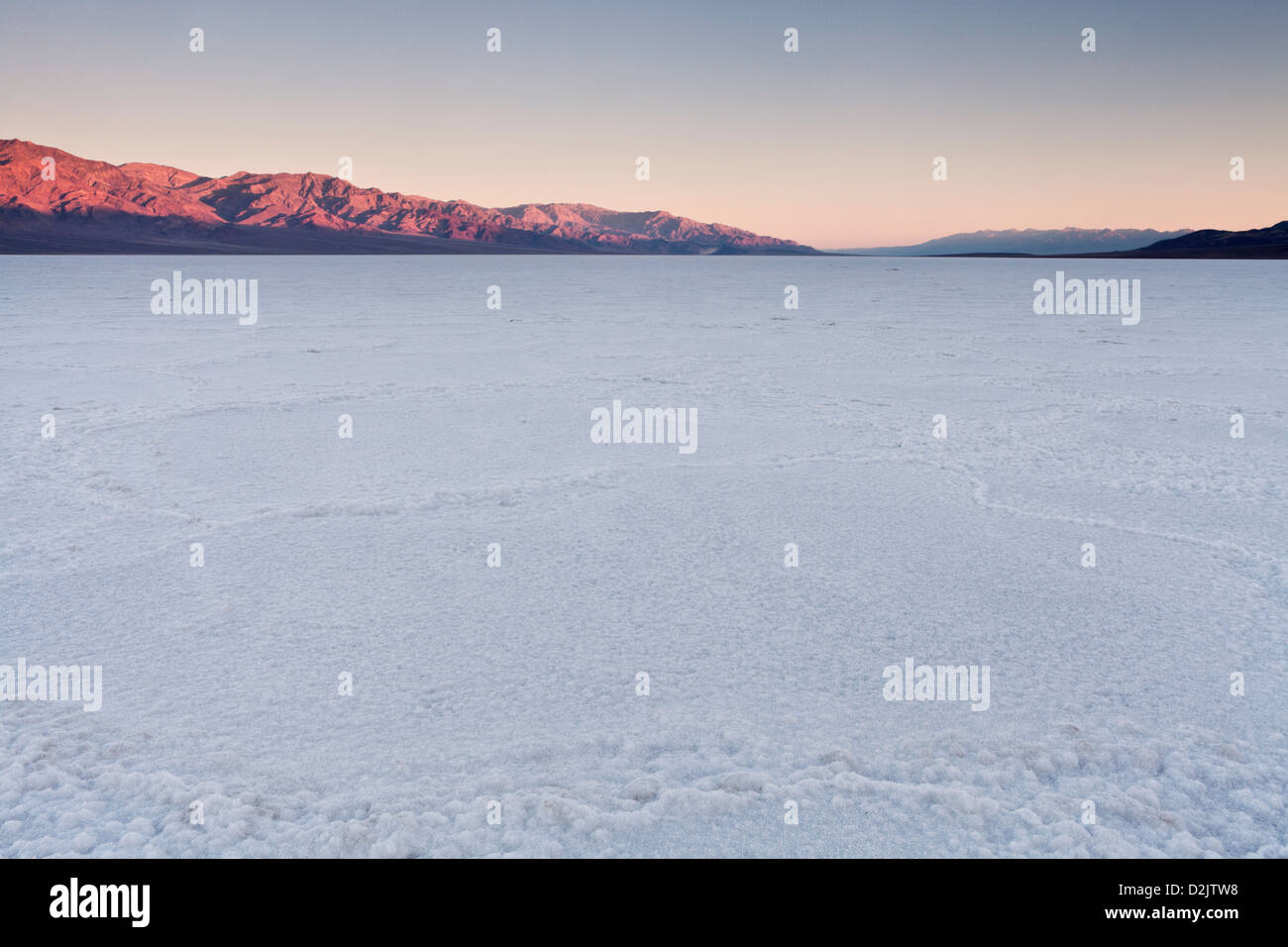 Presto luce sulla gamma Panamint sopra bacino Badwater e salina di poligoni, Parco Nazionale della Valle della Morte, California. Foto Stock