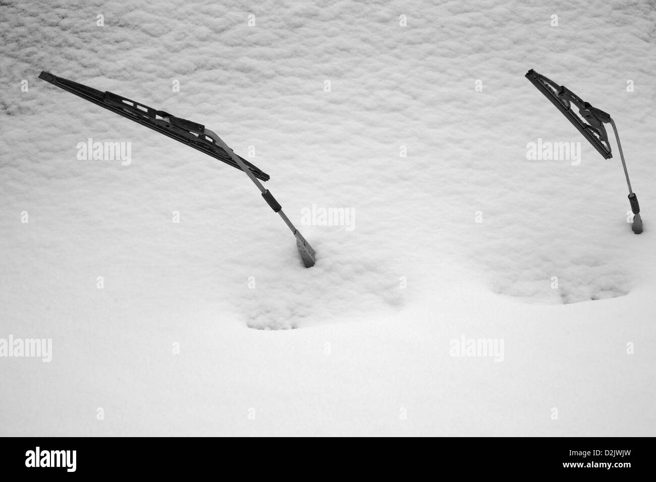 Сar sotto uno strato di neve. La strada non permette di muoversi liberamente sulla vettura. Foto Stock