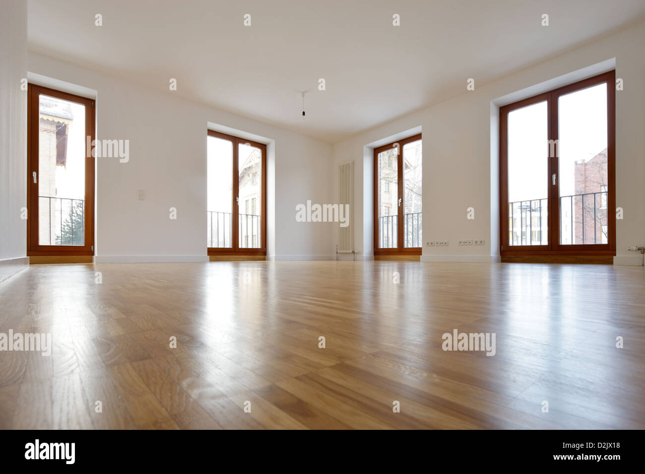 Berlino, Germania, camere con finestre in legno e pavimenti in legno duro Foto Stock