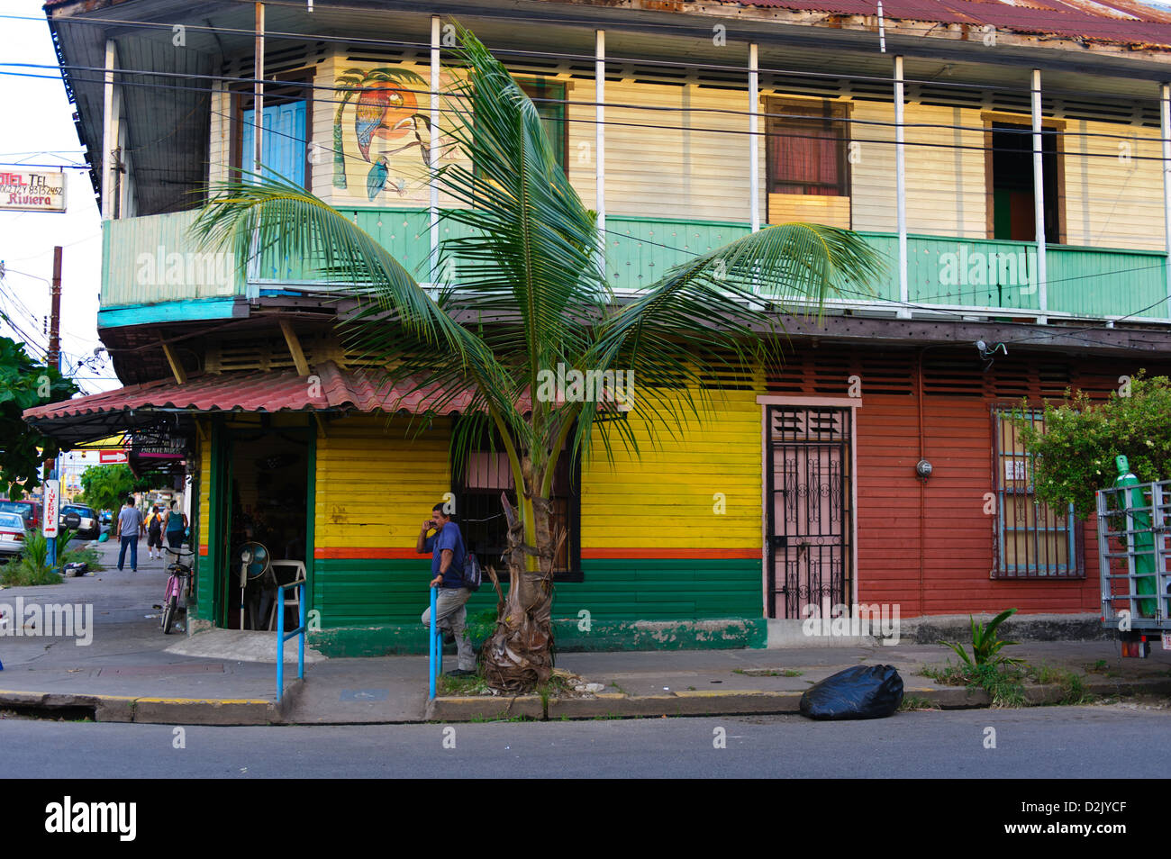 E colorata antica costruzione in legno / hotel nel centro di porto della città di Puntarenas,Costa Rica. Foto Stock