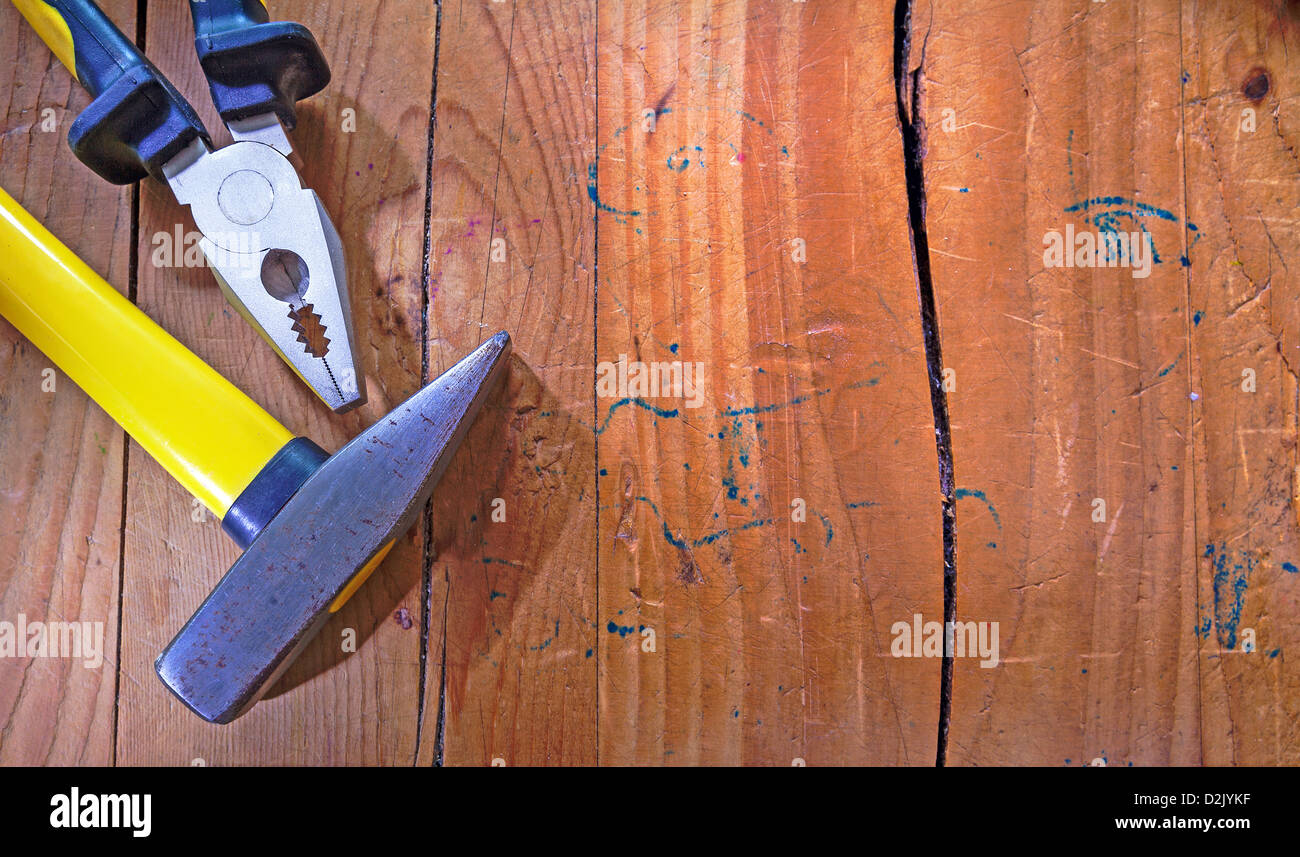 Metal Hammer e pinze sul tavolo di legno. Foto Stock
