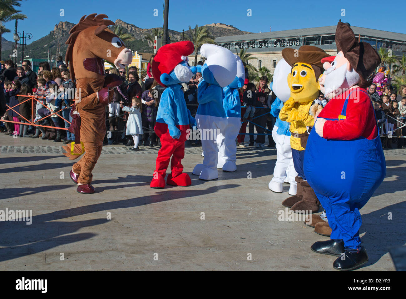 Intrattenimento per le famiglie in attesa per l arrivo dei Re Magi alla vigilia di tre re giorno, Cartagena, Spagna Foto Stock