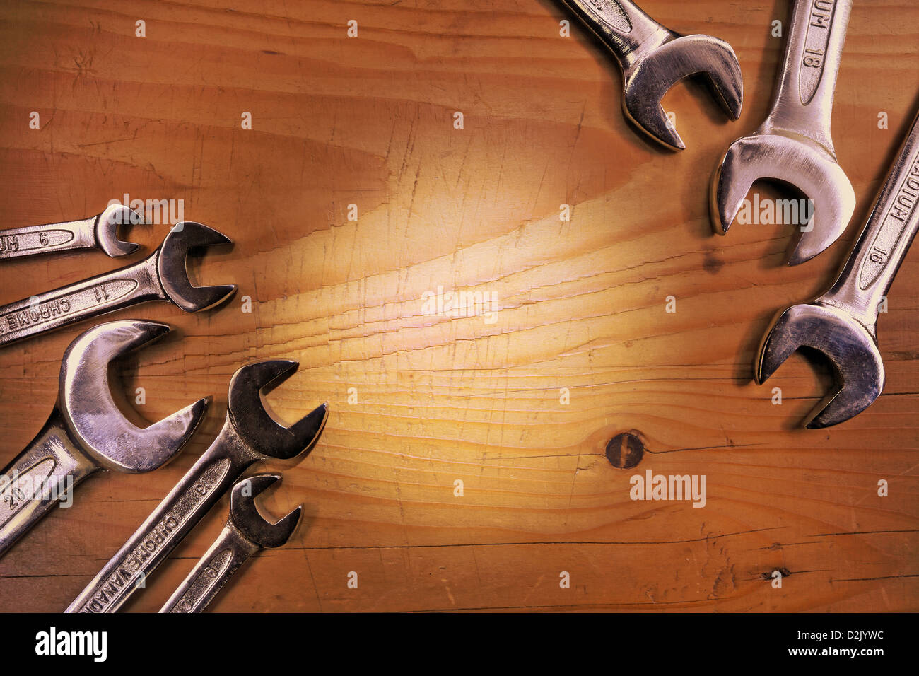 Sfondo di legno con strumenti su di esso, design vintage. Foto Stock