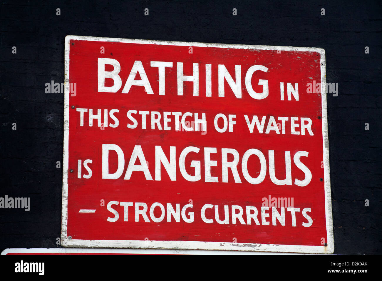 Fare il bagno in questo tratto d'acqua è pericoloso forte corrente segno a Mudeford Hengistbury Head, Christchurch, Dorset in gennaio inverno Foto Stock