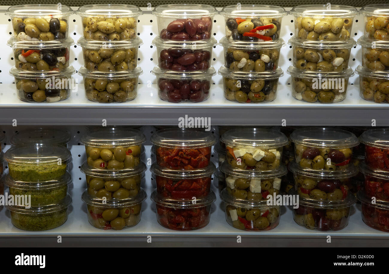 Berlino, Germania, prelibatezze mediterranee confezionati in forma popolare fattori Verkaufsgroessen Foto Stock
