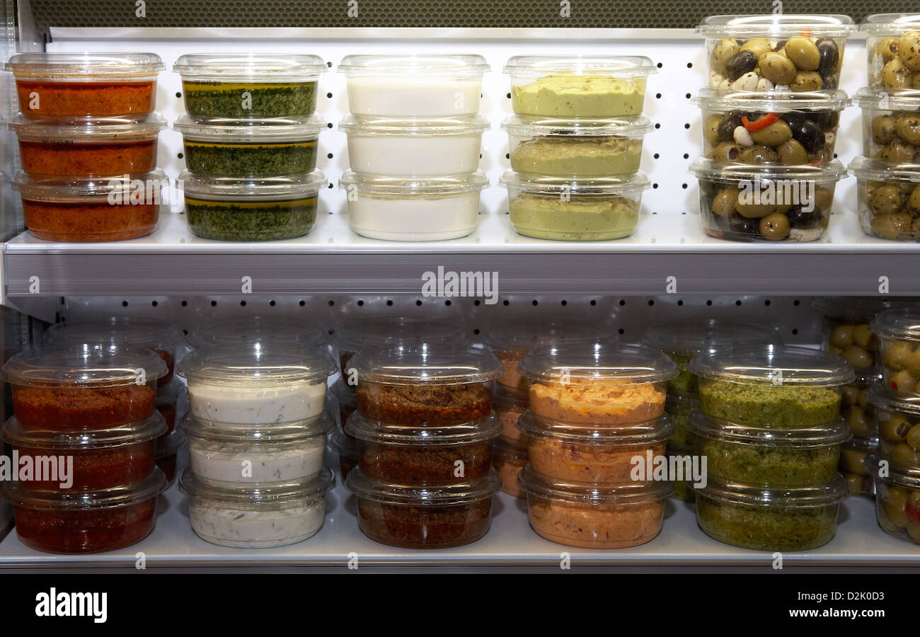 Berlino, Germania, prelibatezze mediterranee confezionati in forma popolare fattori Verkaufsgroessen Foto Stock