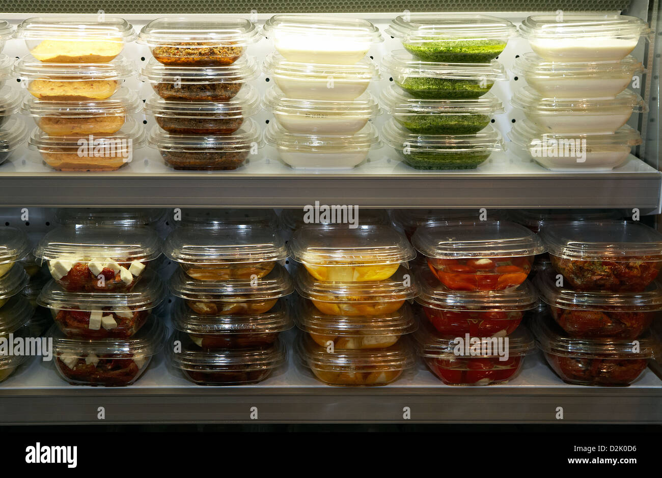 Berlino, Germania, prelibatezze mediterranee confezionati in forma popolare fattori Verkaufsgroessen Foto Stock