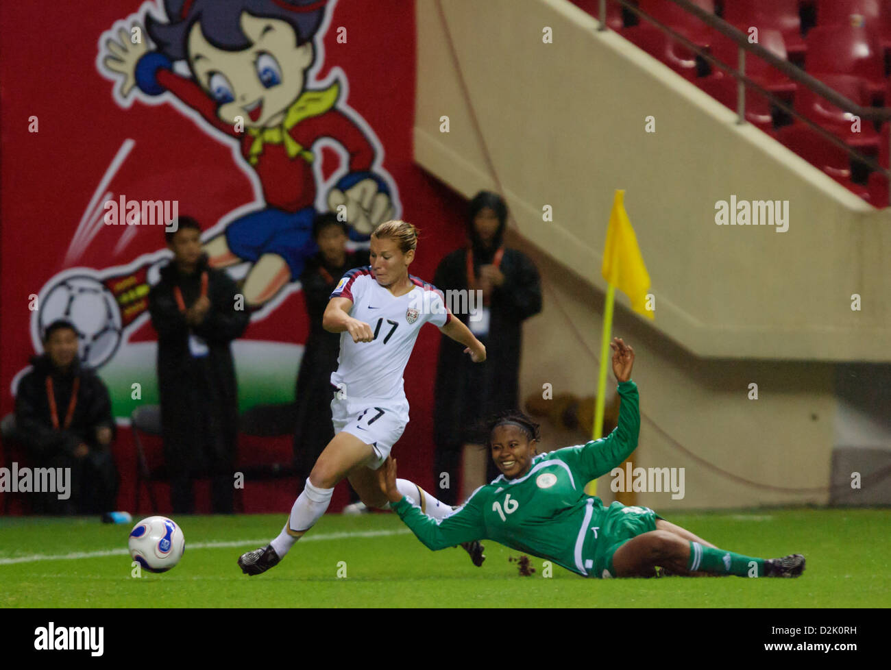 SHANGHAI, CINA - 18 SETTEMBRE: Lori Chalupny degli Stati Uniti (17) gare per il pallone davanti all'Ulumna Jerome della Nigeria (16) durante la partita del gruppo B della Coppa del mondo femminile allo Shanghai Hongkou Football Stadium il 18 settembre 2007 a Shanghai, Cina. Solo per uso editoriale. Uso commerciale vietato. (Fotografia di Jonathan Paul Larsen / Diadem Images) Foto Stock