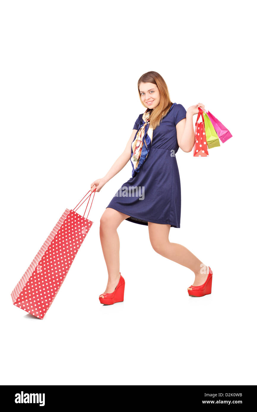 A piena lunghezza Ritratto di una giovane e bella donna il trasporto delle borse della spesa isolati su sfondo bianco Foto Stock