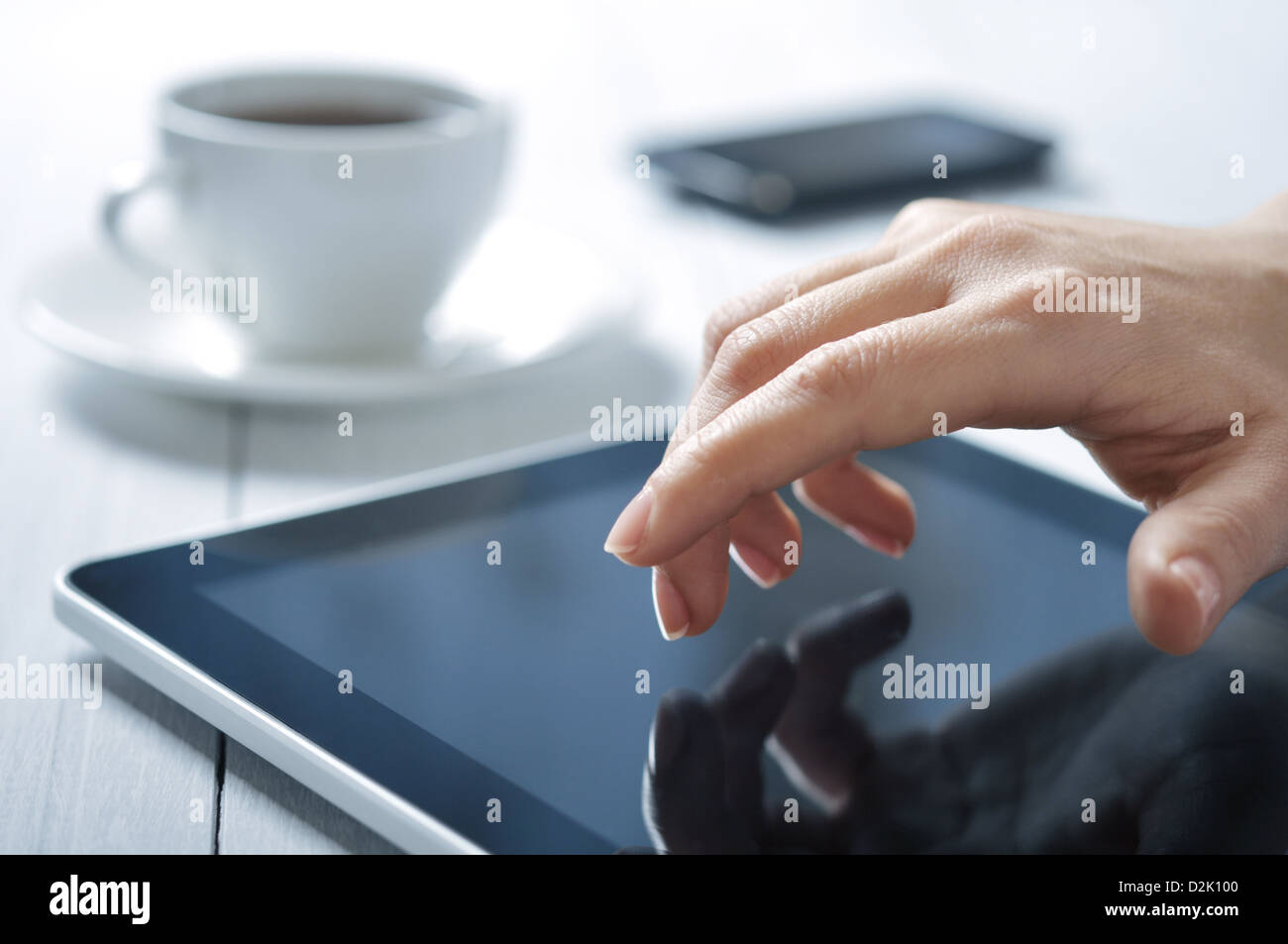 Vista dettagliata del dito toccando schermo su tablet pc con profondità di campo Foto Stock