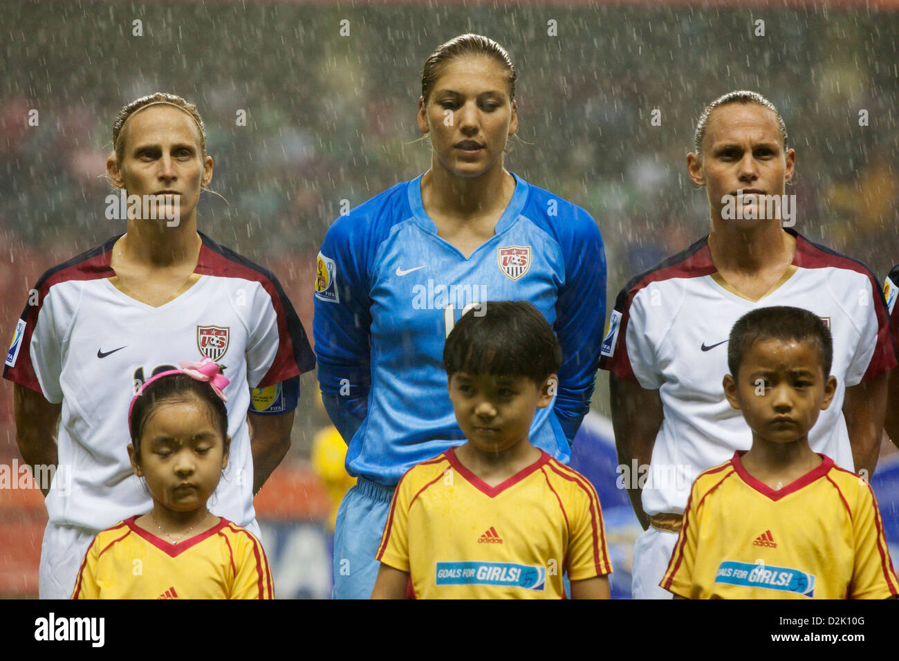 Le giocatrici degli Stati Uniti Kristine Lilly, Hope solo e Christie Rampone (L-R) si trovano sotto una forte pioggia durante le presentazioni della squadra prima di una partita del gruppo B della Coppa del mondo femminile contro la Nigeria allo Shanghai Hongkou Football Stadium il 18 settembre 2007 a Shanghai, Cina. Solo per uso editoriale. Uso commerciale vietato. (Fotografia di Jonathan Paul Larsen / Diadem Images) Foto Stock Le giocatrici degli Stati Uniti Kristine Lilly, Hope solo e Christie Rampone (L-R) si trovano sotto una forte pioggia durante le presentazioni della squadra prima di una partita del gruppo B della Coppa del mondo femminile contro la Nigeria allo Shanghai Hongkou Football Stadium il 18 settembre 2007 a Shanghai, Cina. Solo per uso editoriale. Uso commerciale vietato. (Fotografia di Jonathan Paul Larsen / Diadem Images) Foto Stock