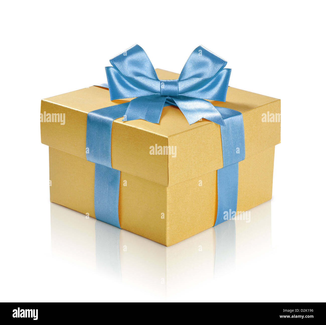 Golden confezione regalo con nastro blu su sfondo bianco. Percorso di clipping incluso. Foto Stock