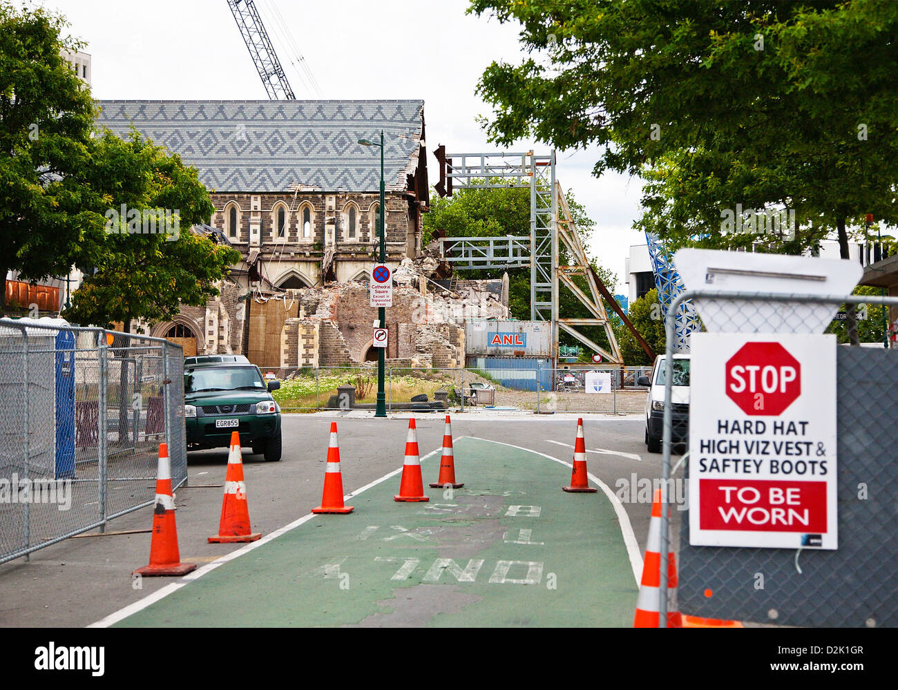 La cattedrale di Christchurch gravemente danneggiata nel febbraio 2011 terremoto. Stabilito il cordone rosso (pericolo) Zona. Canterbury, Nuova Zelanda Foto Stock