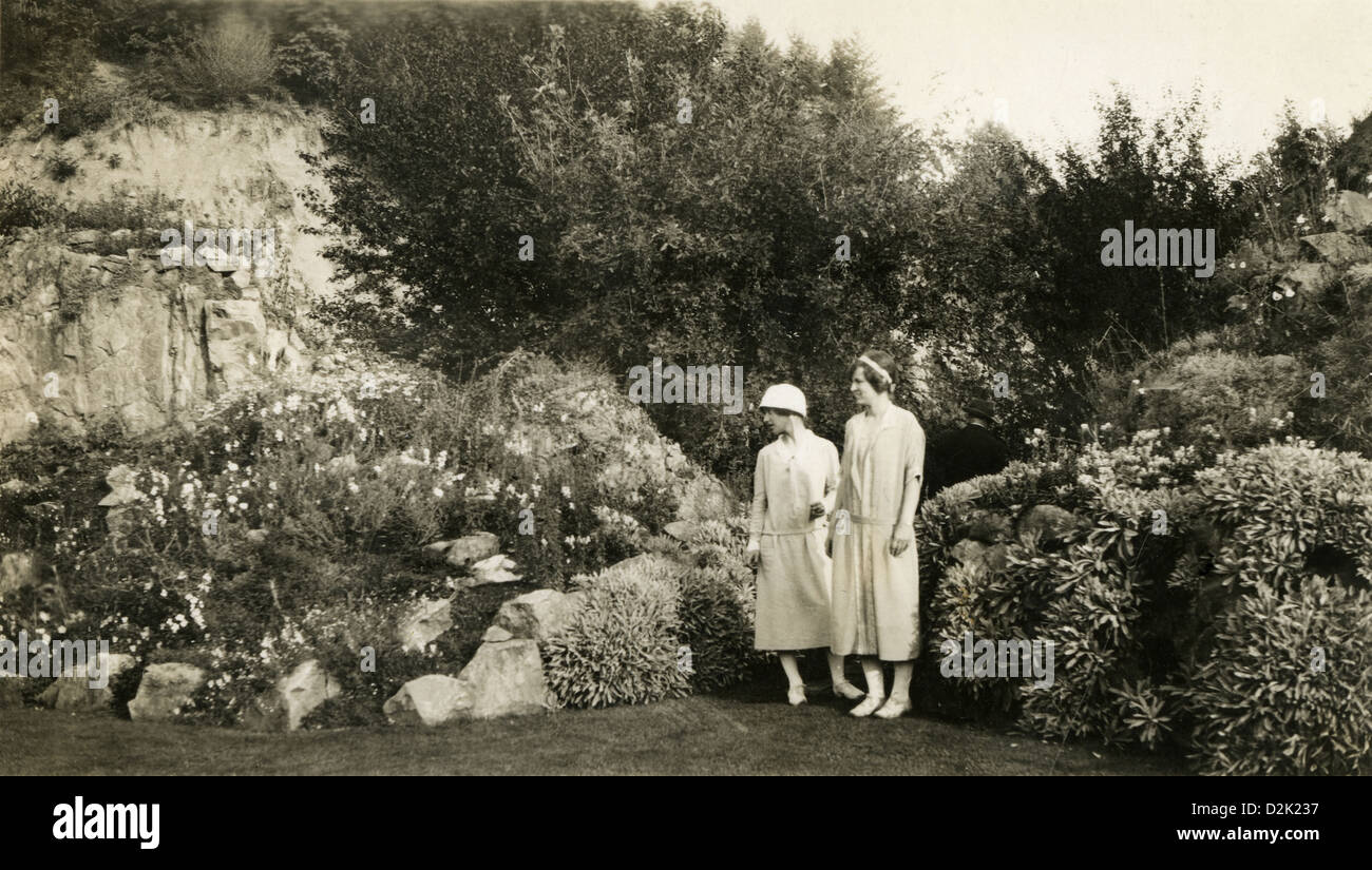 Circa 1920s fotografia, due donne ciabatta in un giardino. Foto Stock