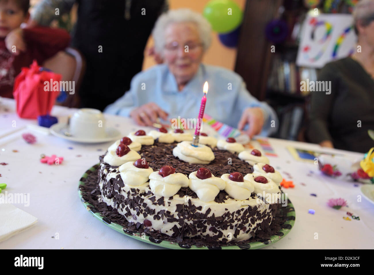 Berlino, Germania, Seniors celebrerà il suo novantesimo compleanno Foto Stock