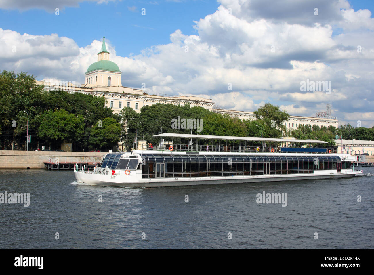 Il bello di vapore passeggero-nave galleggia su Mosca al fiume Foto Stock