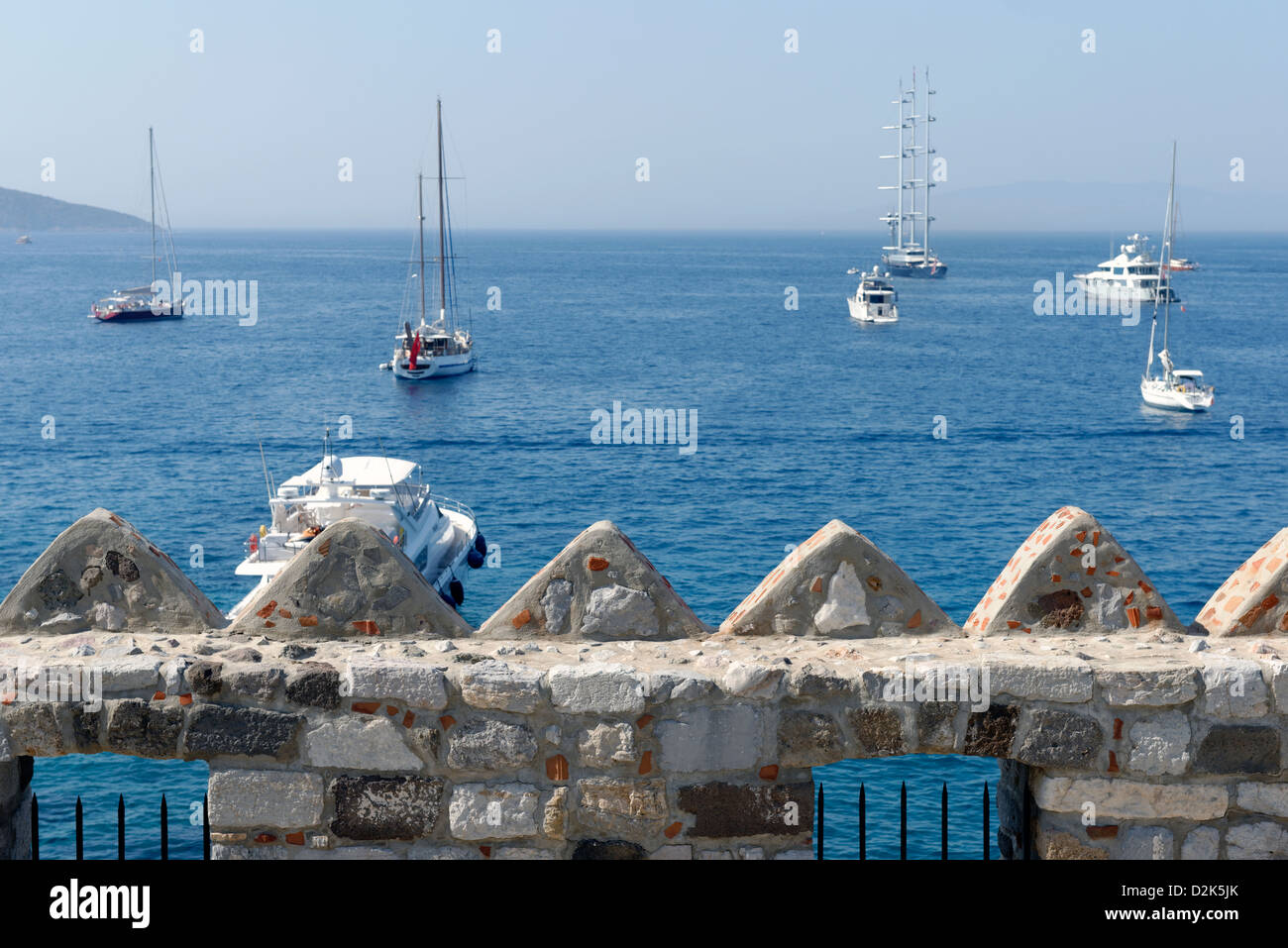 Bodrum Turchia. Vista dal XV secolo Crociato medievale castello di San Pietro, costruita dai Cavalieri Ospitalieri di San Giovanni. Foto Stock