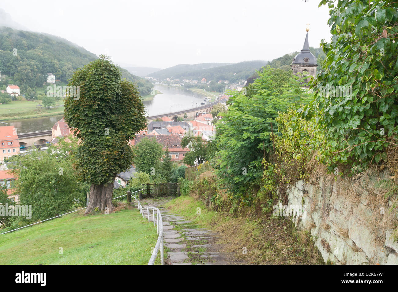Il sentiero di Konigstein fortezza sul fiume Elba, Germania Foto Stock