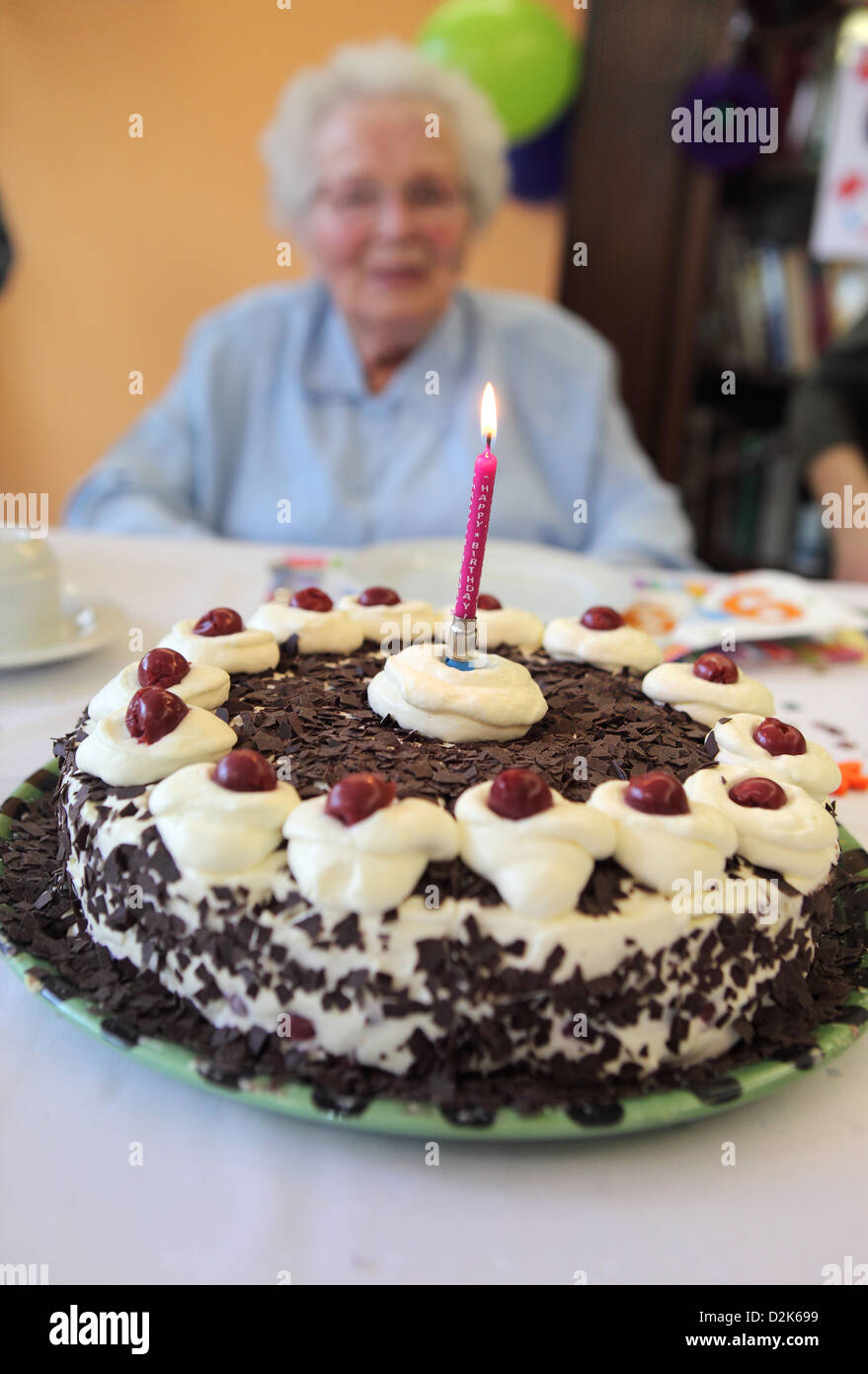 Berlino, Germania, Seniors celebrerà il suo novantesimo compleanno Foto Stock