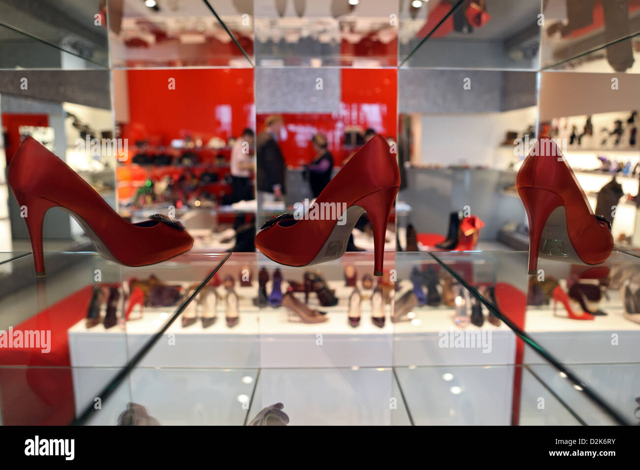 Londra, Regno Unito, rosso tacco alto scarpe donna nella vetrina di un  negozio Foto stock - Alamy