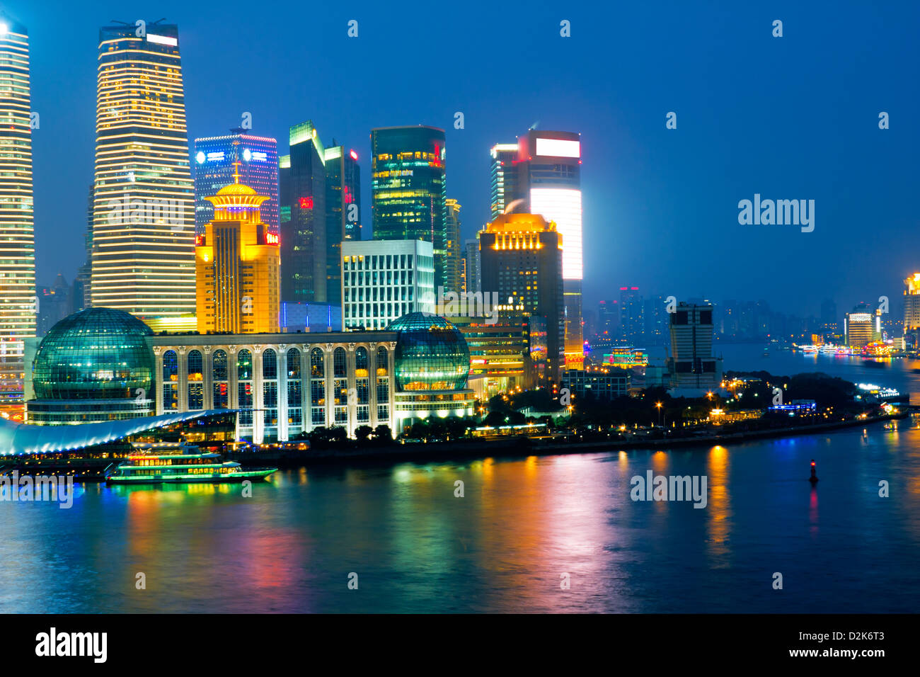 Cina Shanghai il fiume Huangpu e Pudong skyline al tramonto Foto Stock
