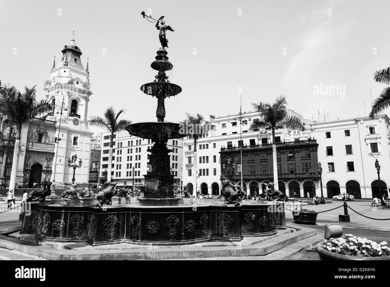Sud America, Perù, piazza principale, Plaza Mayor e Plaza de Armas e la Cattedrale di Lima, palme, fiori, giardino, letto di fiori Foto Stock