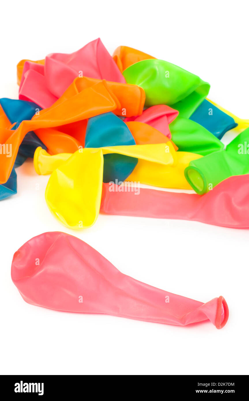 Pila di palloncini non gonfiata da colori diversi. White isolato Foto Stock