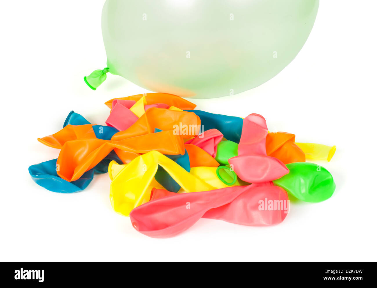 Pila di palloncini non gonfiata da colori diversi. White isolato Foto Stock