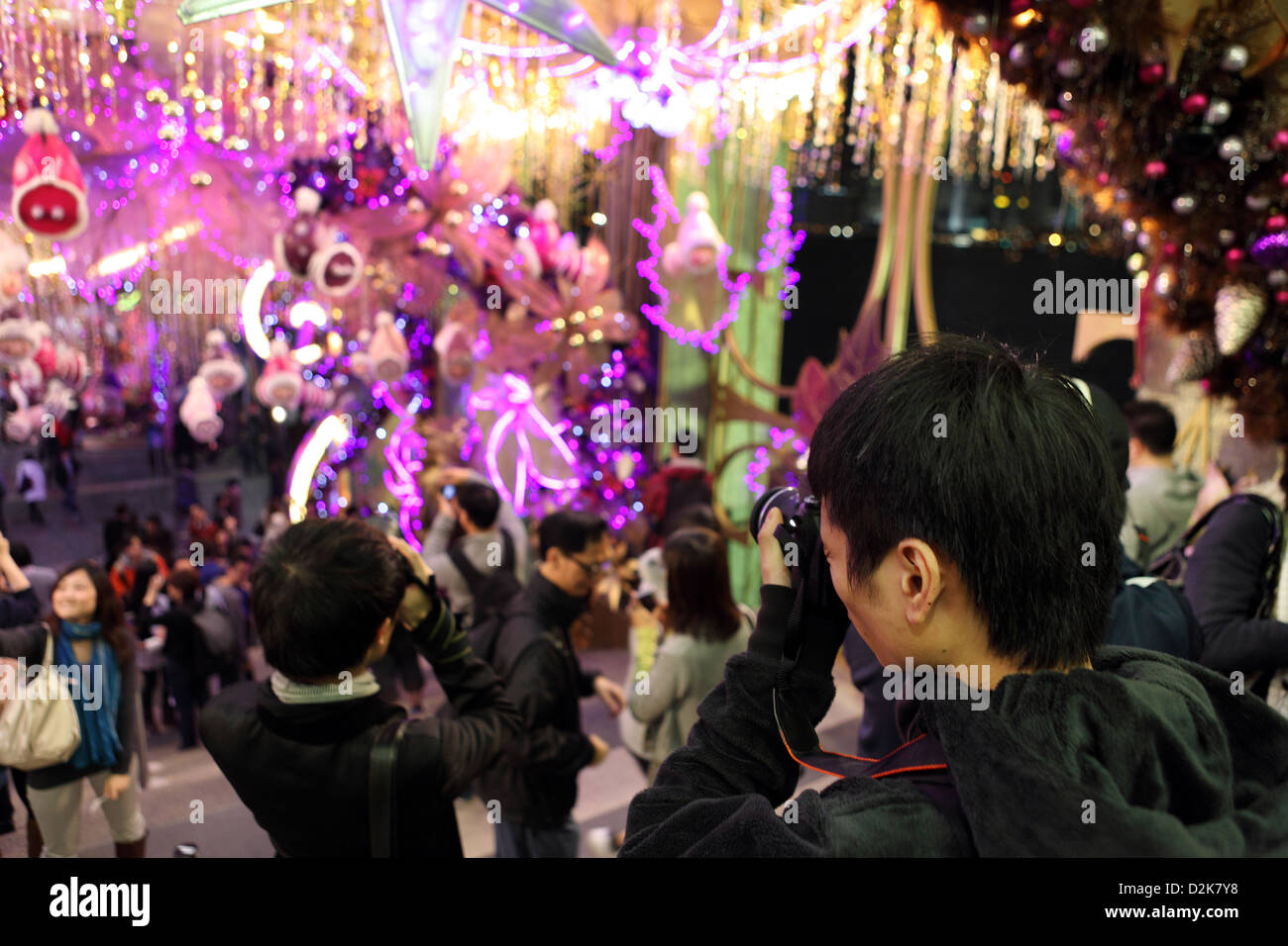 Hong Kong Cina la gente a fotografare le decorazioni di Natale Foto Stock