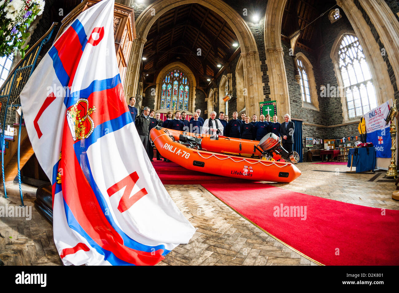 Aberystwyth Wales UK. Domenica 27 gennaio 2013. Il RNLI (Royal National scialuppa di salvataggio istituzione) Arancia-costiera di classe la barca di salvataggio è dedicata dal reverendo IAN GIRLING nel corso di una speciale cerimonia alla Chiesa della Santa Trinità, Aberystwyth REGNO UNITO. Questa è la prima volta che si ritiene che un RNLI barca è stata effettivamente dedicato all'interno di una chiesa nel Regno Unito . Photo credit: keith morris/Alamy Live News Foto Stock