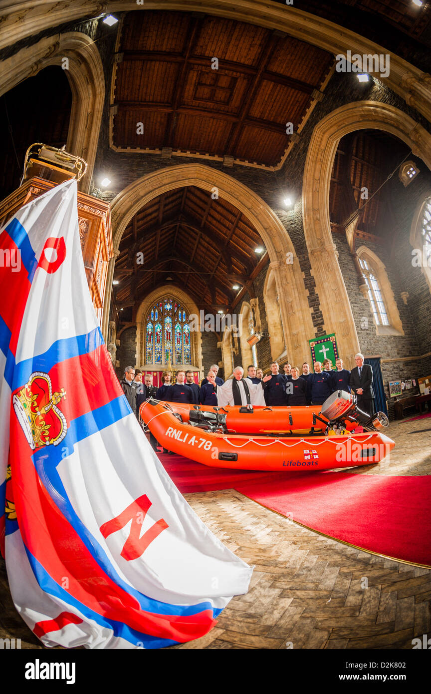 Aberystwyth Wales UK. Domenica 27 gennaio 2013. Il RNLI (Royal National scialuppa di salvataggio istituzione) Arancia-costiera di classe la barca di salvataggio è dedicata dal reverendo IAN GIRLING nel corso di una speciale cerimonia alla Chiesa della Santa Trinità, Aberystwyth REGNO UNITO. Questa è la prima volta che si ritiene che un RNLI barca è stata effettivamente dedicato all'interno di una chiesa nel Regno Unito . Photo credit: keith morris/Alamy Live News Foto Stock