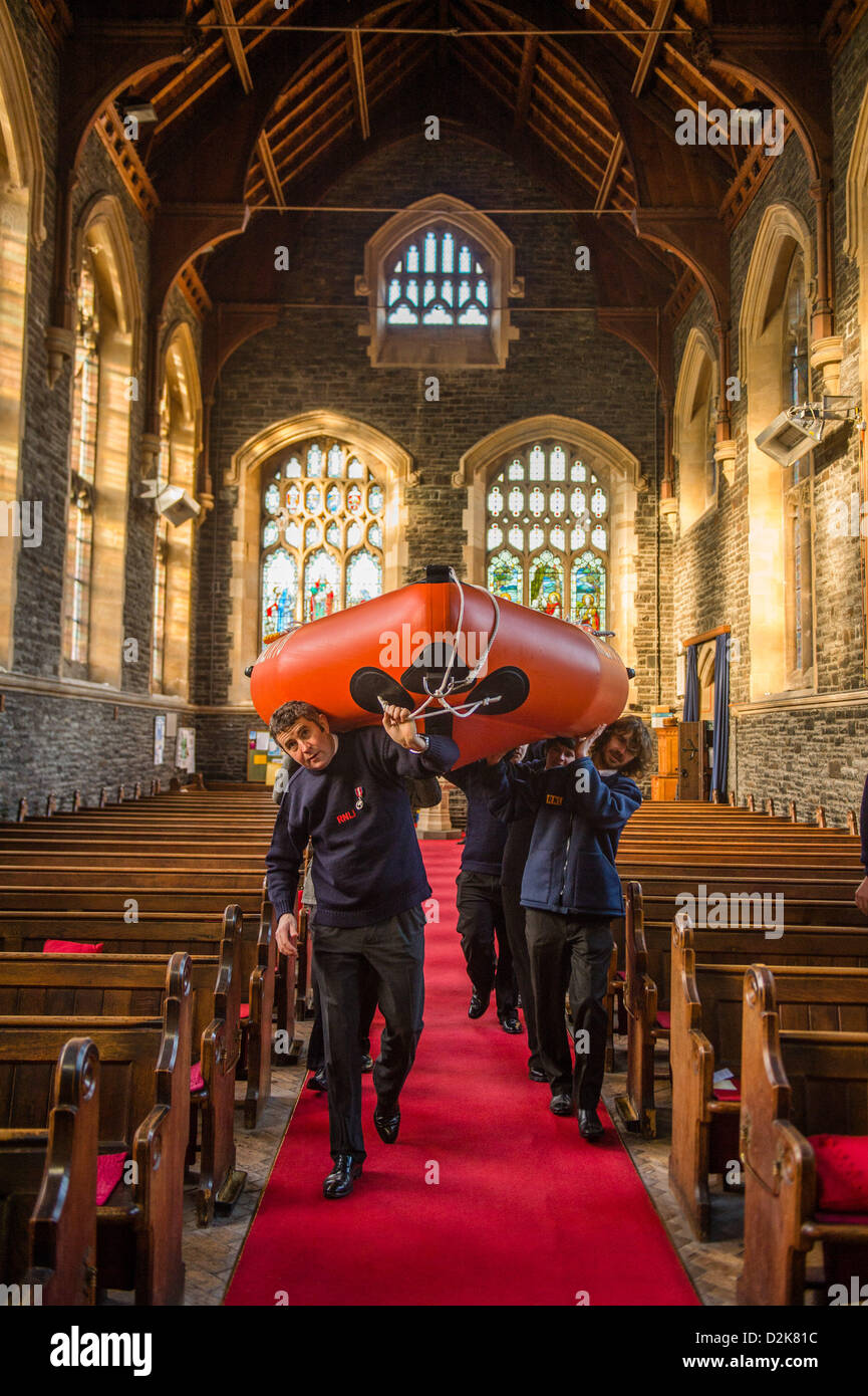 Aberystwyth Wales UK. Domenica 27 gennaio 2013. Aberystwyth Wales UK. Domenica 27 gennaio 2013. Il RNLI (Royal National scialuppa di salvataggio istituzione) Arancia-costiera di classe la barca di salvataggio è dedicata dal reverendo IAN GIRLING nel corso di una speciale cerimonia alla Chiesa della Santa Trinità, Aberystwyth REGNO UNITO. Questa è la prima volta che si ritiene che un RNLI barca è stata effettivamente dedicato all'interno di una chiesa nel Regno Unito . Foto ©keith morris/Alamy Live News questa è la prima volta che si ritiene che un RNLI barca è stata effettivamente dedicato all'interno di una chiesa nel Regno Unito Photo credit: keith morris/Alamy Live News Foto Stock