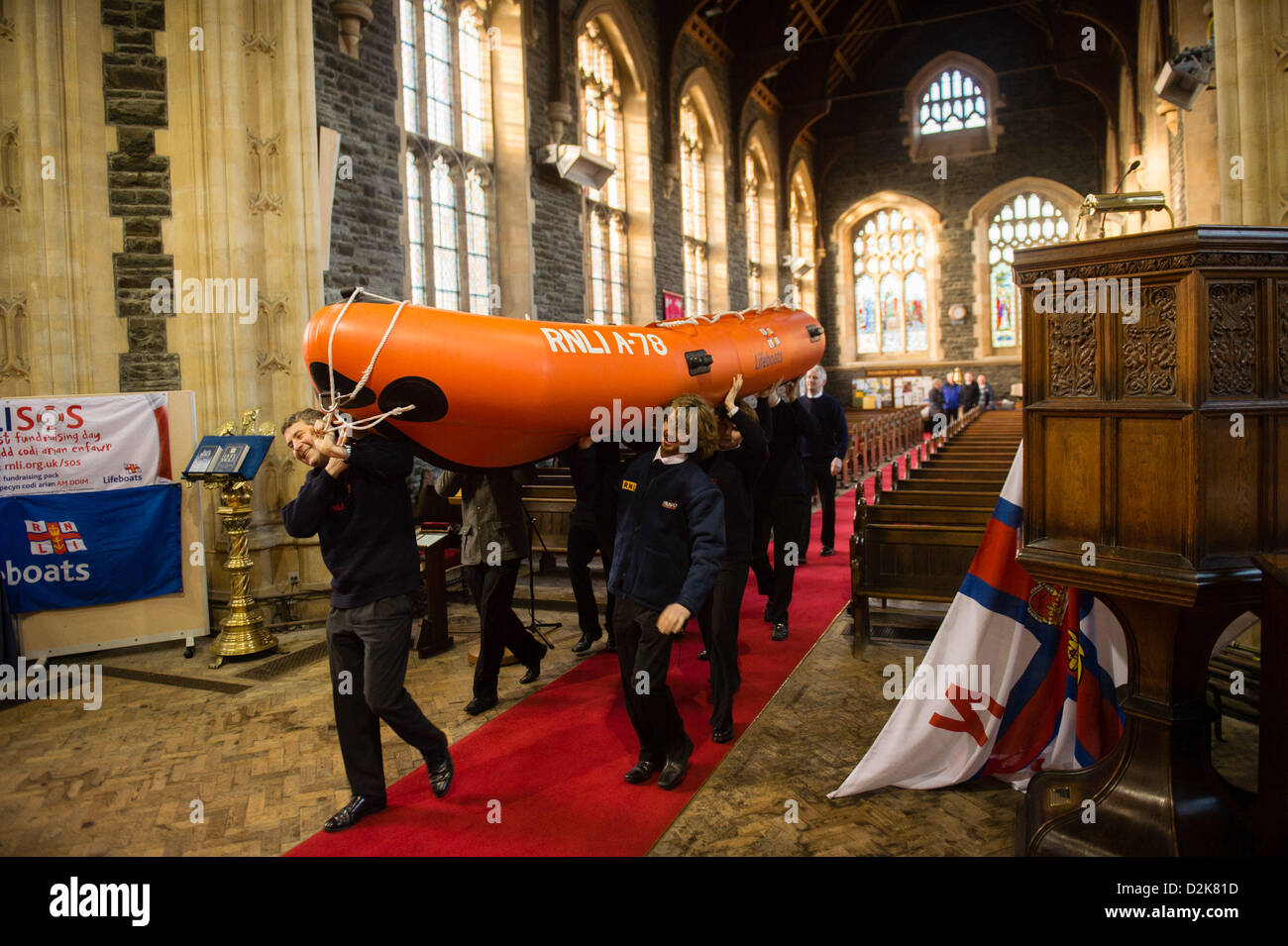 Aberystwyth Wales UK. Domenica 27 gennaio 2013. Il RNLI (Royal National scialuppa di salvataggio istituzione) Arancia-costiera di classe la barca di salvataggio è dedicata dal reverendo IAN GIRLING nel corso di una speciale cerimonia alla Chiesa della Santa Trinità, Aberystwyth REGNO UNITO. Questa è la prima volta che si ritiene che un RNLI barca è stata effettivamente dedicato all'interno di una chiesa nel Regno Unito . Photo credit: keith morris/Alamy Live News Foto Stock