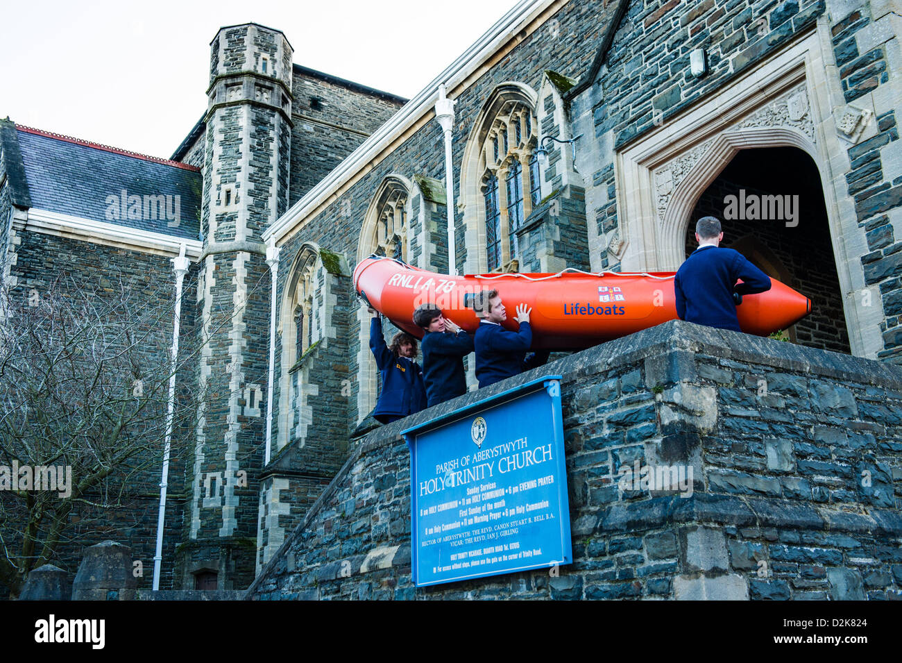 Aberystwyth Wales UK. Domenica 27 gennaio 2013. Il RNLI (Royal National scialuppa di salvataggio istituzione) Arancia-costiera di classe la barca di salvataggio è dedicata dal reverendo IAN GIRLING nel corso di una speciale cerimonia alla Chiesa della Santa Trinità, Aberystwyth REGNO UNITO. Questa è la prima volta che si ritiene che un RNLI barca è stata effettivamente dedicato all'interno di una chiesa nel Regno Unito . Photo credit: keith morris/Alamy Live News Foto Stock