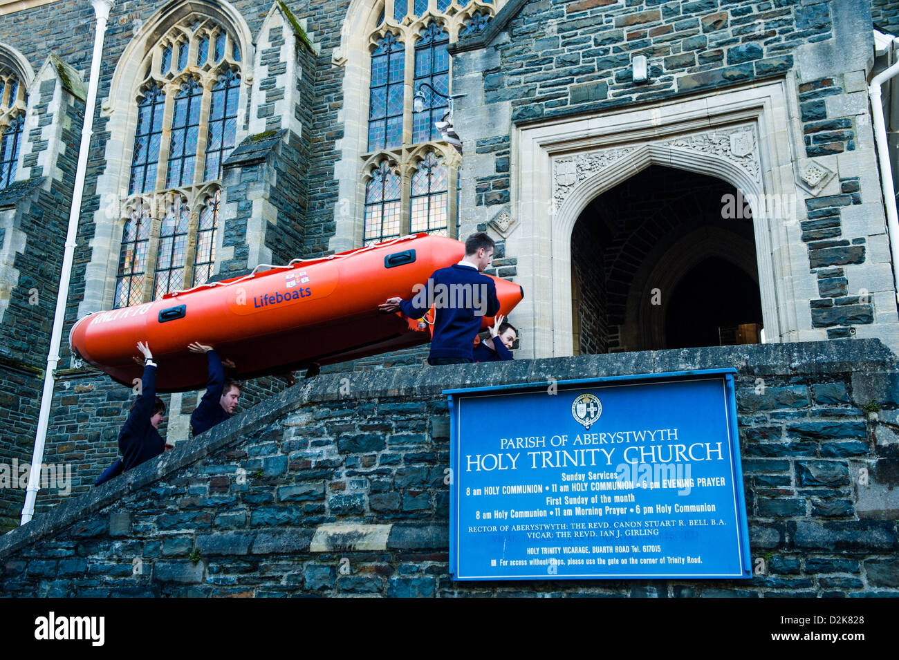 Aberystwyth Wales UK. Domenica 27 gennaio 2013. Il RNLI (Royal National scialuppa di salvataggio Instititution) Arancia-costiera di classe la barca di salvataggio è dedicata dal reverendo IAN GIRLING nel corso di una speciale cerimonia alla Chiesa della Santa Trinità, Aberystwyth REGNO UNITO. Questa è la prima volta che si ritiene che un RNLI barca è stata effettivamente dedicato all'interno di una chiesa nel Regno Unito . Photo credit: keith morris/Alamy Live News Foto Stock