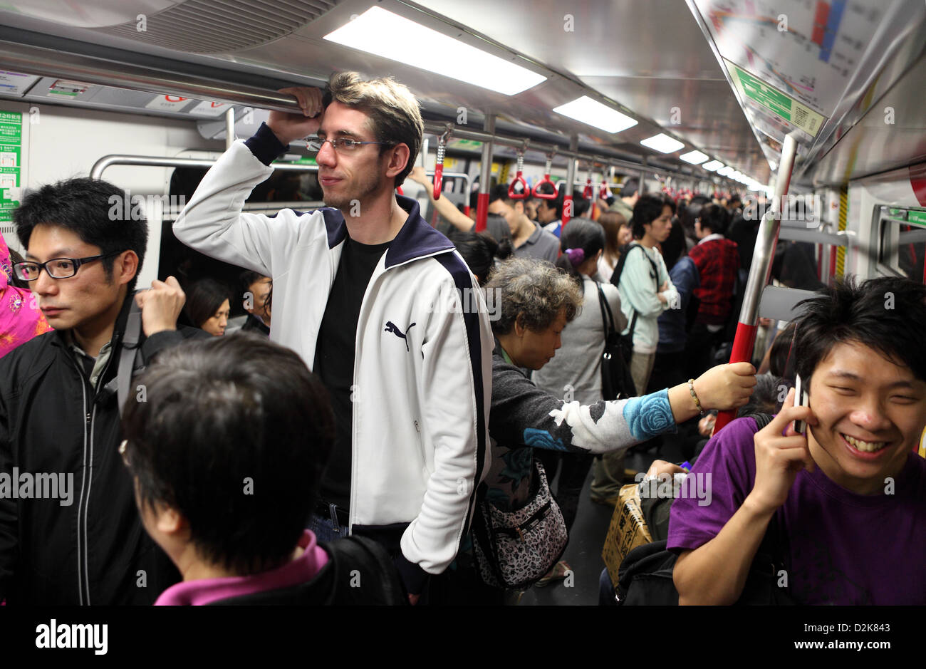 Hong Kong, Cina, turisti e gente del posto su un treno della metropolitana Foto Stock