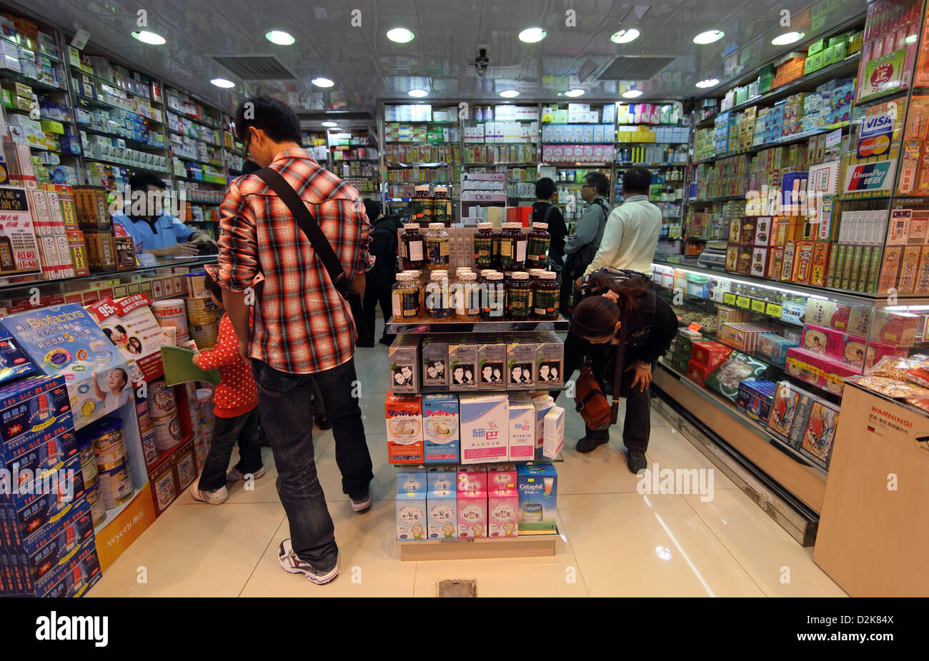 Hong Kong Cina la gente in una farmacia Foto Stock
