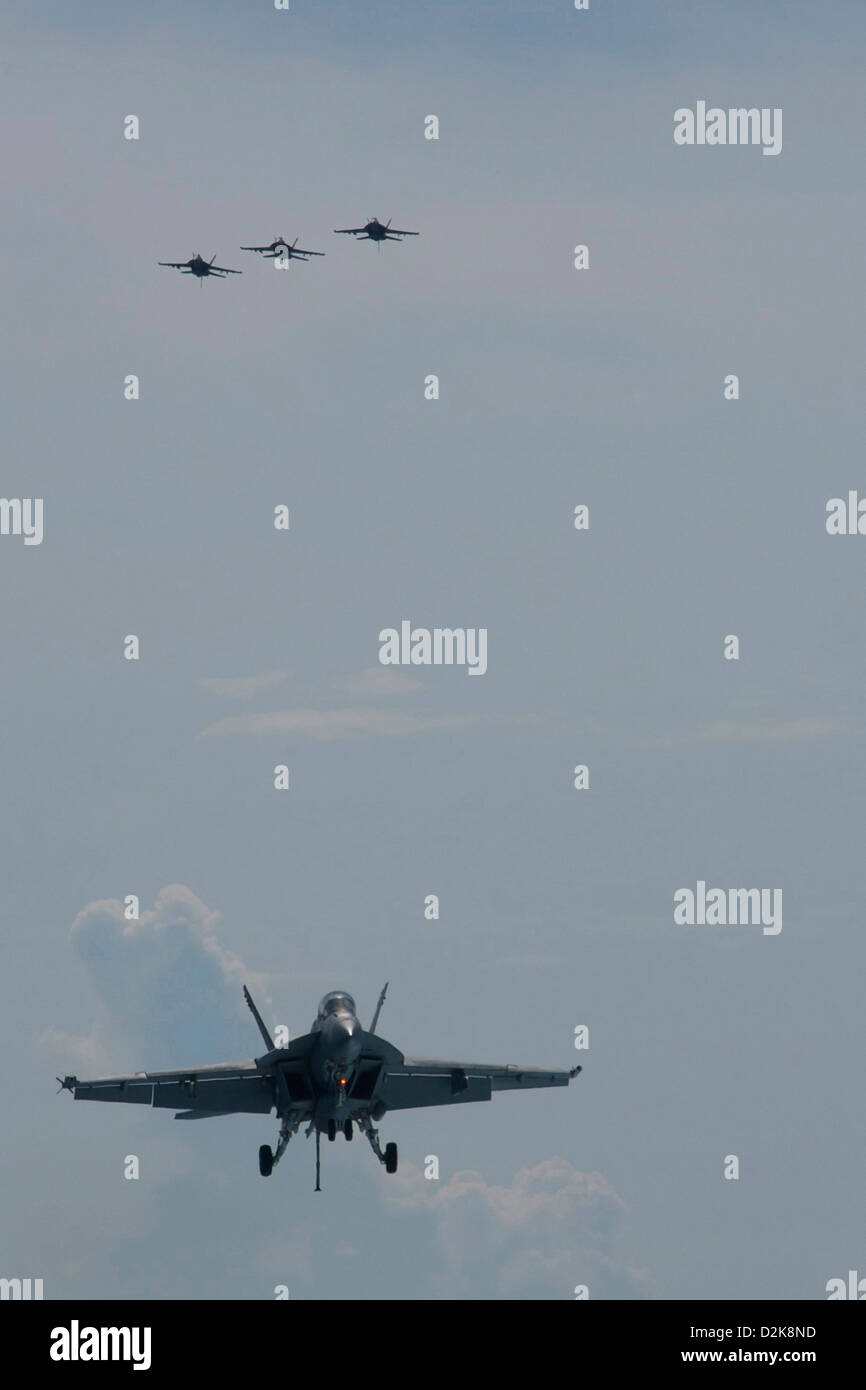 Un F/A-18E Super Hornet si prepara a terra a bordo della USS George Washington nel Mar delle Andamane Ottobre 12, 2012 come un volo di tre F/A-18s passa overhead. Mare delle Andamane Foto Stock