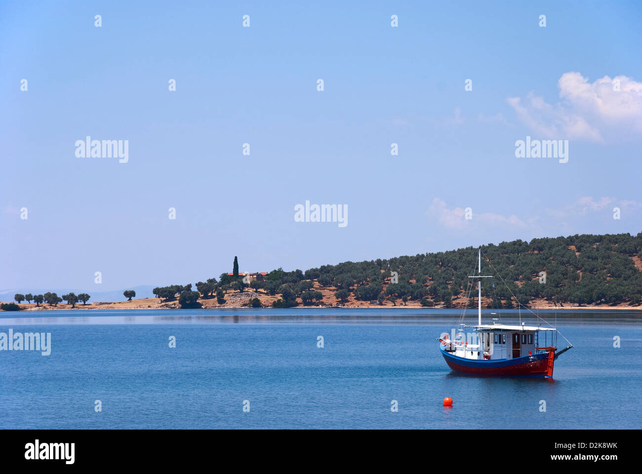 Tranquilla baia con barca da pesca Foto Stock