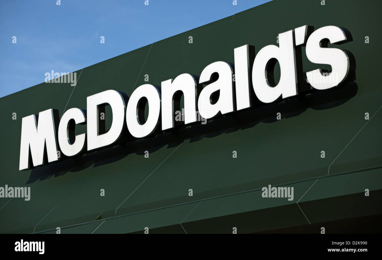 Bernau, Germania, McDonald's logo su sfondo verde Foto Stock